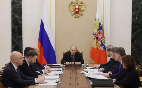 Путин на совещании по экономике: российским нефтегазовым компаниям стоит подумать над зрелым решением по доходам