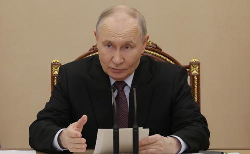 Путин: России необходимо вернуться на траекторию устойчивого роста экономики